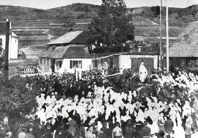 Požehnanie hasičských striekačiek v roku 1934 na rínku. V pozadí (vľavo) je zadná časť synagógy, ved