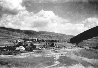 Pohľad na Starú Bystricu od Zubaja zo začiatku 20. storočia. V ľavom dolnom rohu sú kuriálne kaštiel