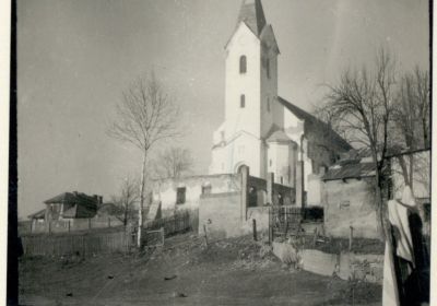 Zhorený dom p. organistu v roku 1945 pri prechode fronty a škola