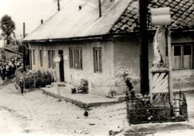 Obecný úrad v Starej Bystrici, socha Panny Márie