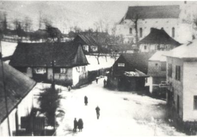 Námestie z 30. rokov, sprava Križkov dom, krčma, stará fara, kostol, hospodárska budova fary, farské