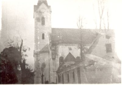 Frontou zničený kostol zasiahnutý 15 delostreleckými ranami, v popredí Motýlov dom. V dedine zhorelo