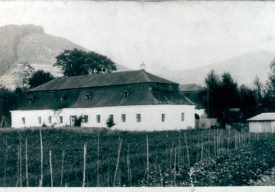 Hámmer, pánstvo baróna Šimona Sinu, obývacia budova, kde boli kancelárie lesnej správy. Za ňou bola 