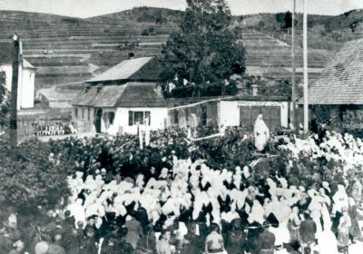 Posviacka hasičskej striekačky s Pannou Máriou, v pozadí Bielkov dom