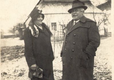 P. Livora s manželkou, v pozadí Hámer